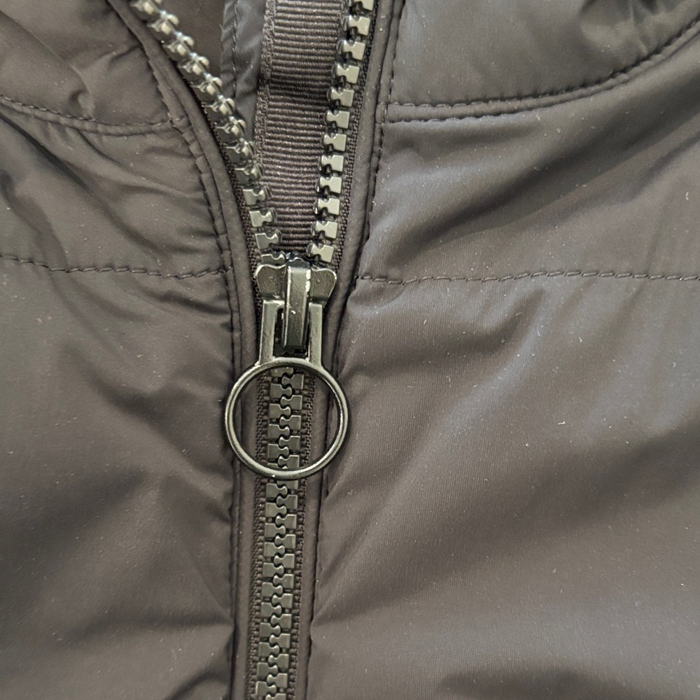 Vuori Black Quilted Puffer Jacket - Picture 4 of 6
